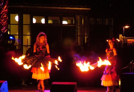 ArtFeuDanseTheatre_2005_0903_FeuerUndWasser_Aku_446b.jpg