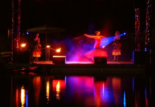 ArtFeuDanseTheatre_2005_0903_FeuerUndWasser_Den_319b.jpg