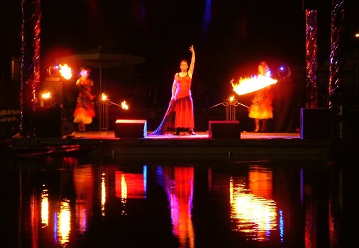 ArtFeuDanseTheatre_2005_0903_FeuerUndWasser_Den_320b.jpg