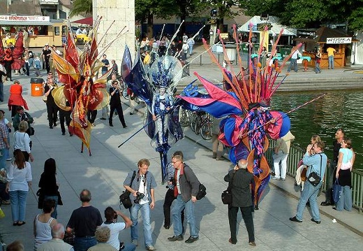 Maschseefest_2005_0727_StelzentheaterZeus_Den_022b.jpg