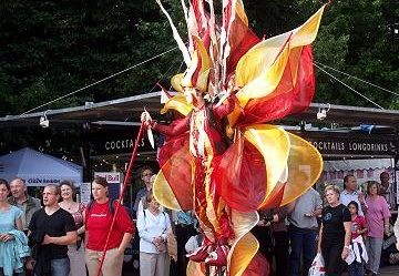 Maschseefest_2005_0727_StelzentheaterZeus_JBi_023b.jpg