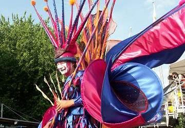 Maschseefest_2005_0727_StelzentheaterZeus_JBi_033b.jpg