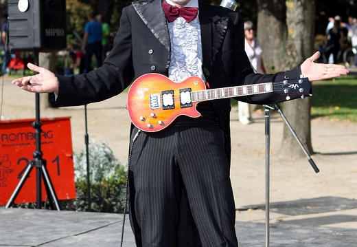 StrangeManElvis 20170904 PerfPad Den 0447 0853x1280